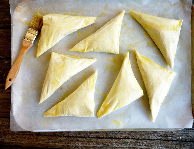 Çıtır Çıtır Peynirli Üçgen Börek Nasıl Yapılır?