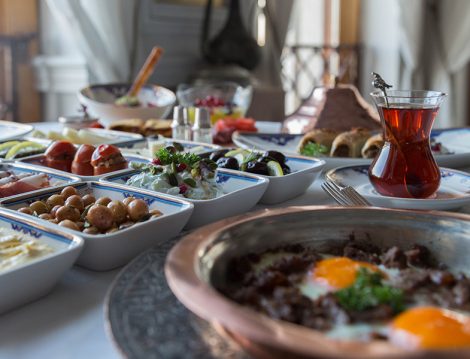 Çırağan'da Açık Havada Boğaz Üzerinde İftar ve Sahur Ziyafet